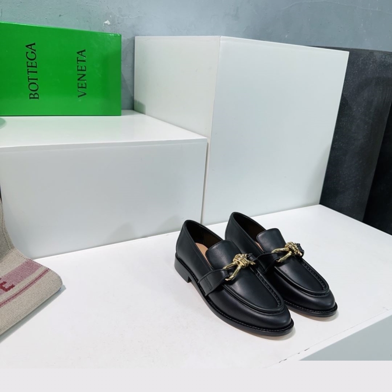 bo*te*ga Ve*ne*ta leather shoes